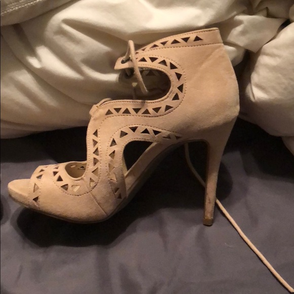 Cream high heels - Picture 2 of 6